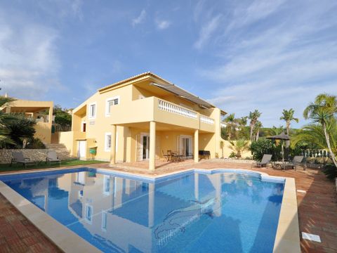 Villa with views like the pool, sea, Meia Praia.