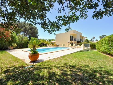 A stylish villa with a private pool, short drive from the centre, free AC & Wifi