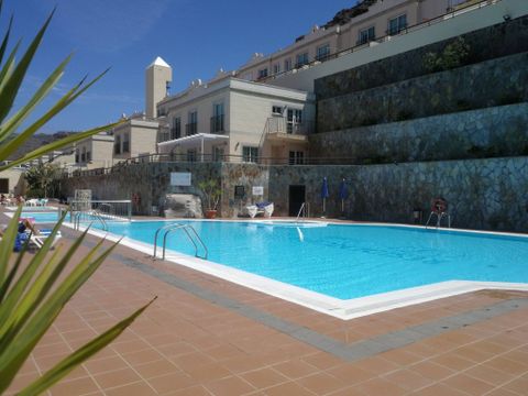 Comfortable modern house with jacuzzi, and access to swimming pool