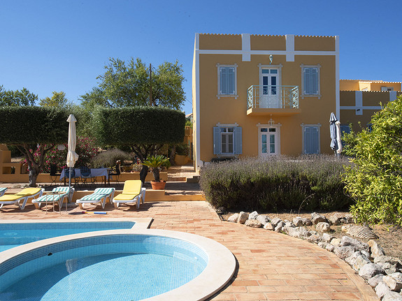 Delightful, authentic Quinta with swimming pool close to beach and towns